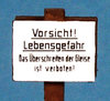 Schild "Vorsicht! Lebensgefahr  Das Überschreiten der Gleise..." (Sfd)