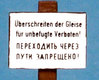 Schild "Überschreiten der Gleise für Unbefugte verboten!" de + ru