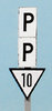 Pfeiftafel vor Wegübergang Pf 2 mit Geschwindigkeitstafel Lf 4